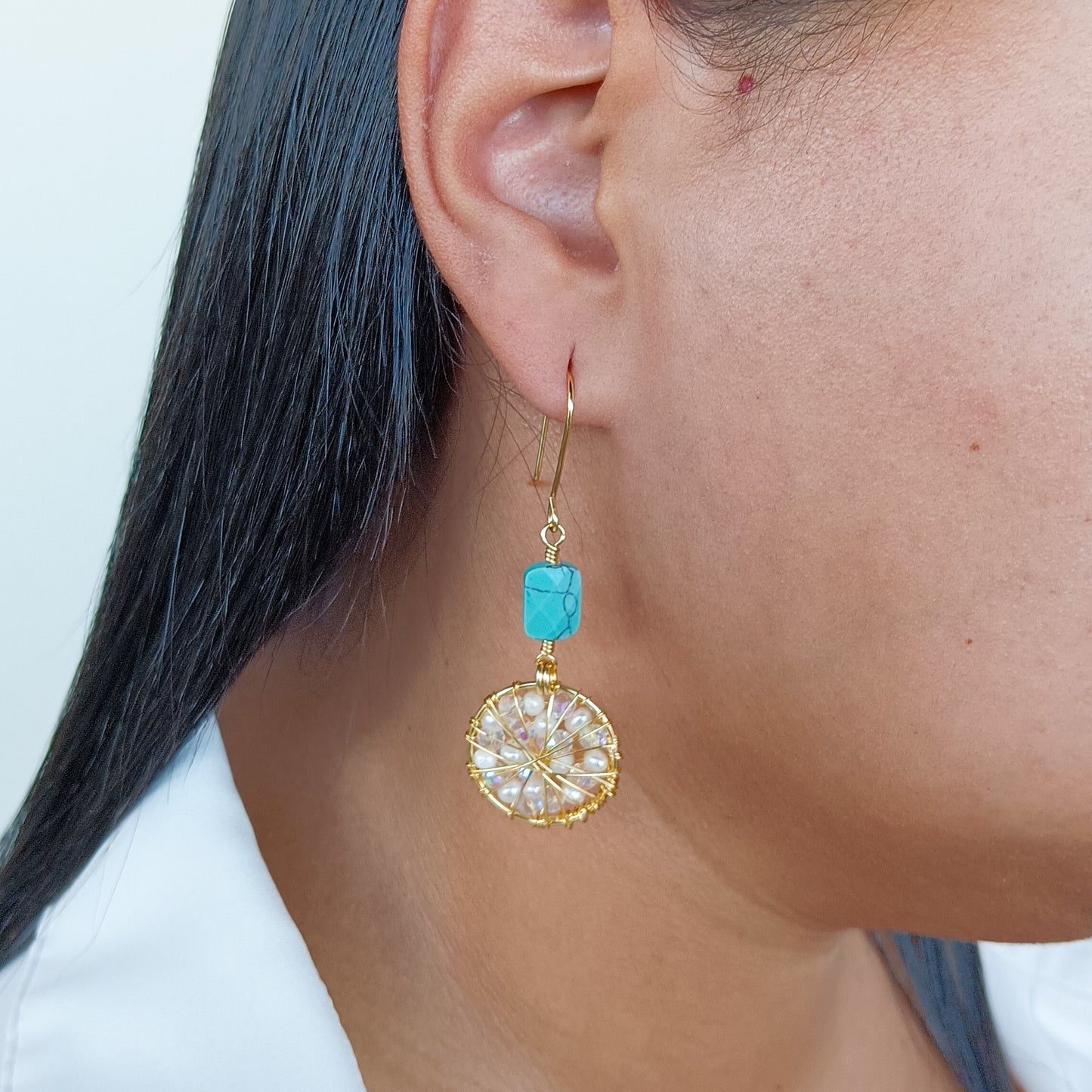 Round earrings with square turquoise